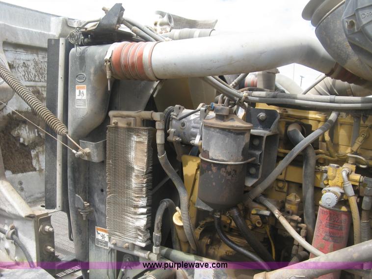 image for item J2806 2002 Peterbilt 385 semi truck