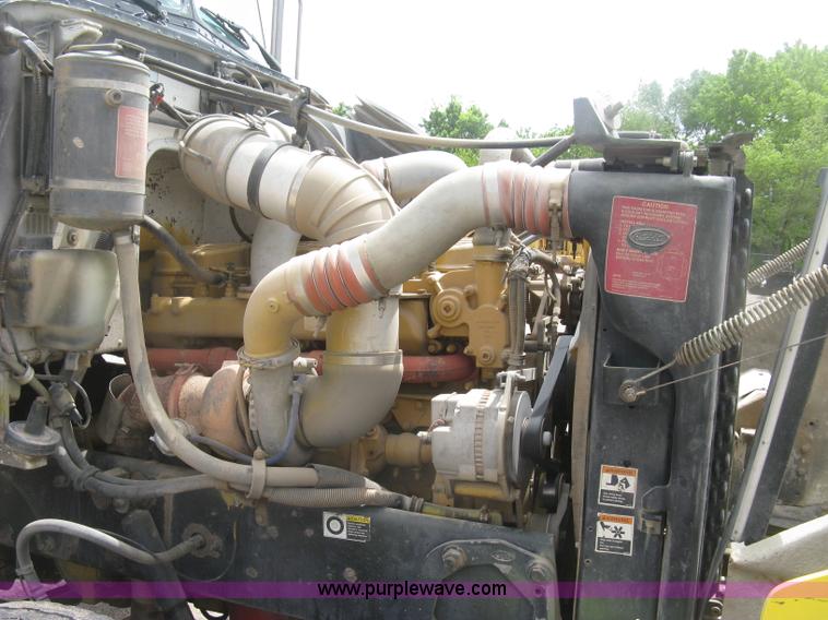 image for item J2806 2002 Peterbilt 385 semi truck