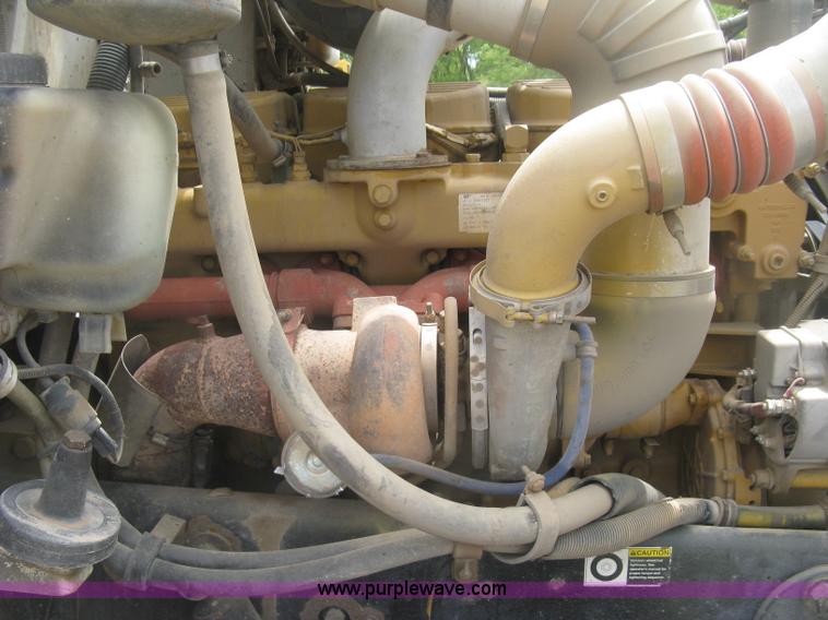 image for item J2806 2002 Peterbilt 385 semi truck