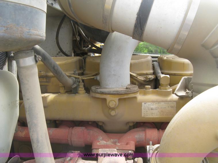 image for item J2806 2002 Peterbilt 385 semi truck