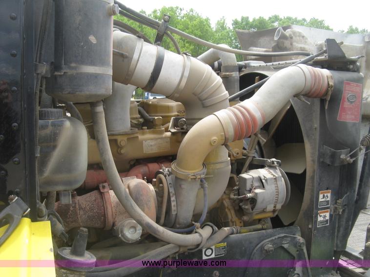 image for item J2806 2002 Peterbilt 385 semi truck