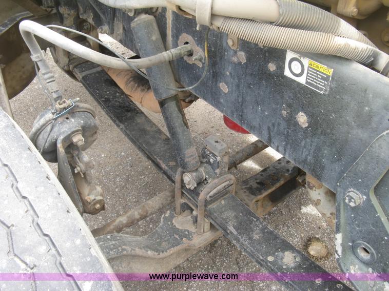 image for item J2806 2002 Peterbilt 385 semi truck