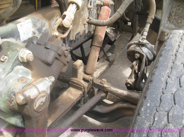 image for item J2806 2002 Peterbilt 385 semi truck