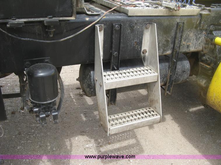 image for item J2806 2002 Peterbilt 385 semi truck