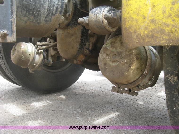 image for item J2806 2002 Peterbilt 385 semi truck