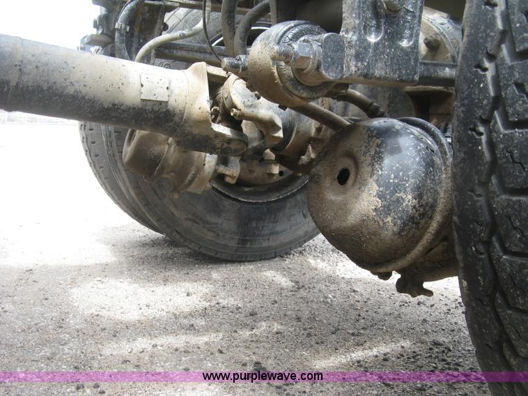 image for item J2806 2002 Peterbilt 385 semi truck