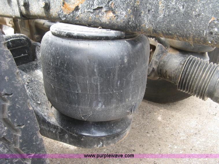 image for item J2806 2002 Peterbilt 385 semi truck