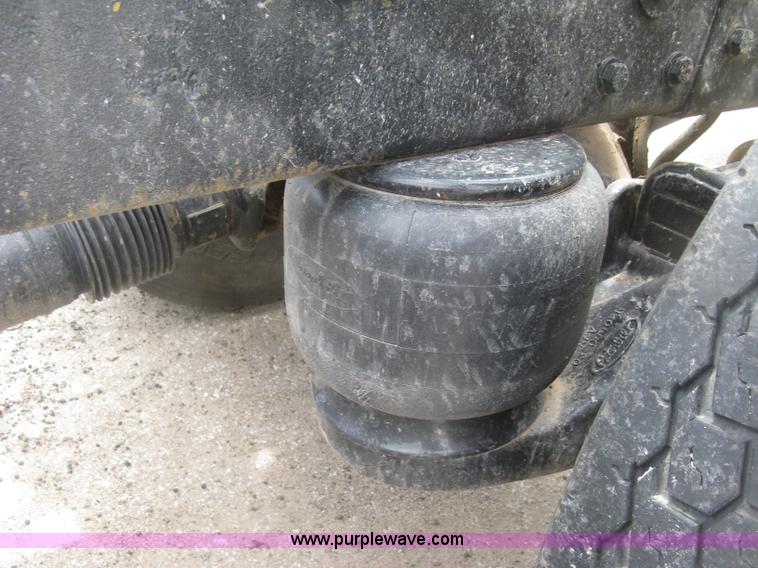 image for item J2806 2002 Peterbilt 385 semi truck