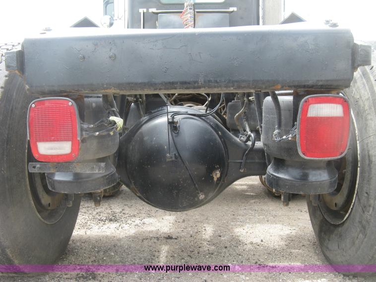 image for item J2806 2002 Peterbilt 385 semi truck