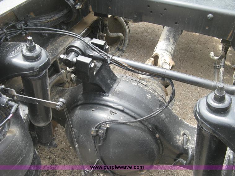 image for item J2806 2002 Peterbilt 385 semi truck