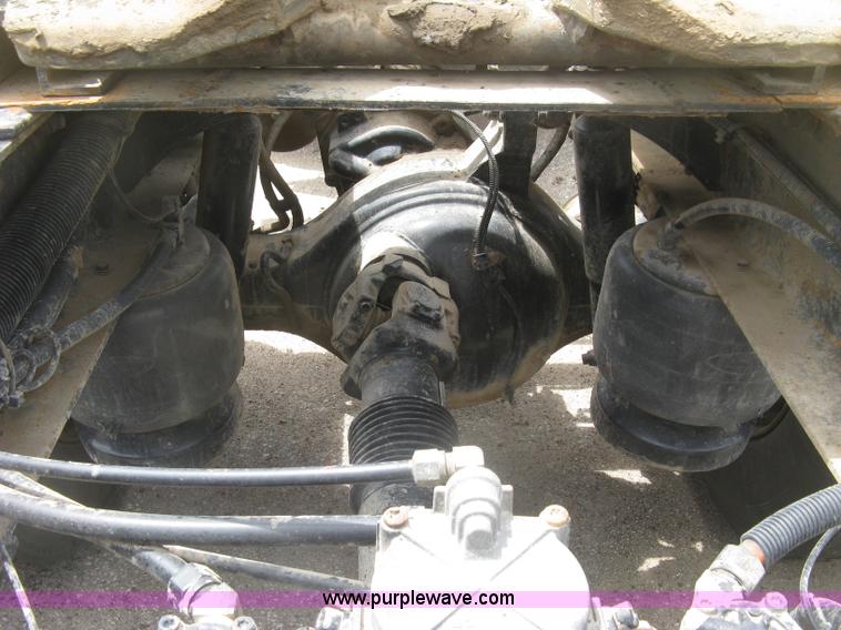 image for item J2806 2002 Peterbilt 385 semi truck