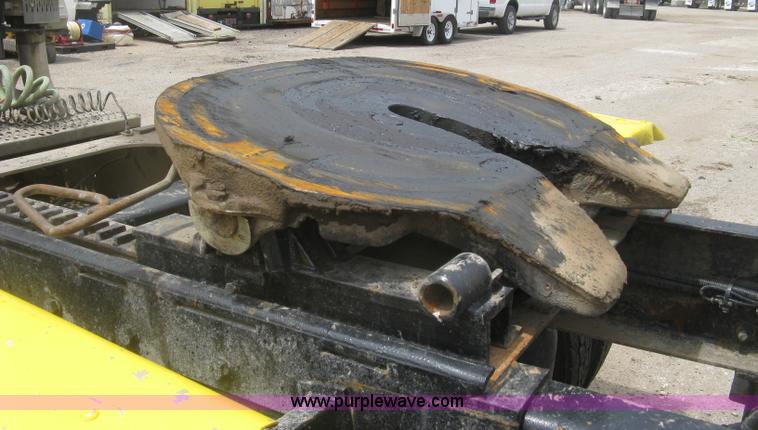 image for item J2806 2002 Peterbilt 385 semi truck