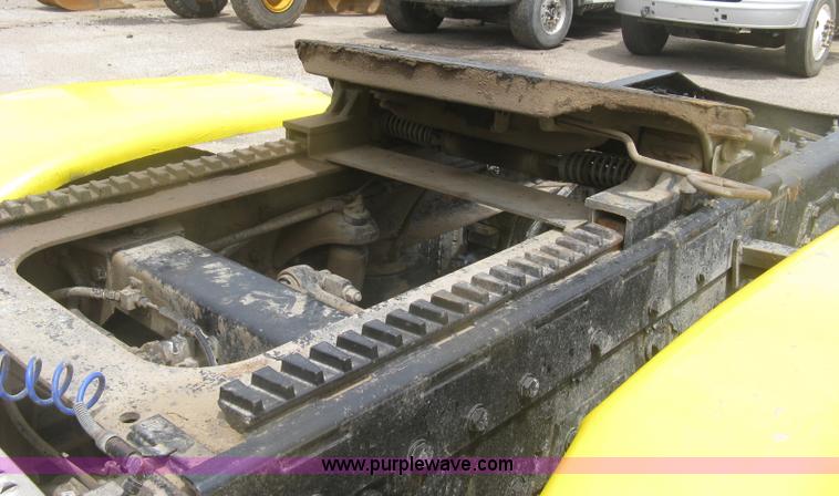 image for item J2806 2002 Peterbilt 385 semi truck