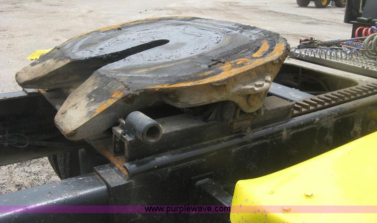 image for item J2806 2002 Peterbilt 385 semi truck