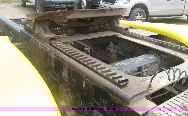 image for item J2806 2002 Peterbilt 385 semi truck