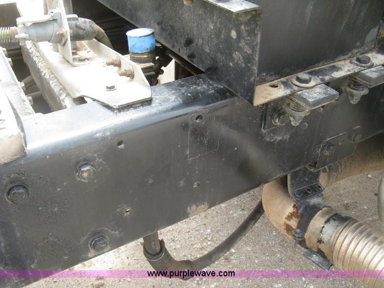 image for item J2806 2002 Peterbilt 385 semi truck