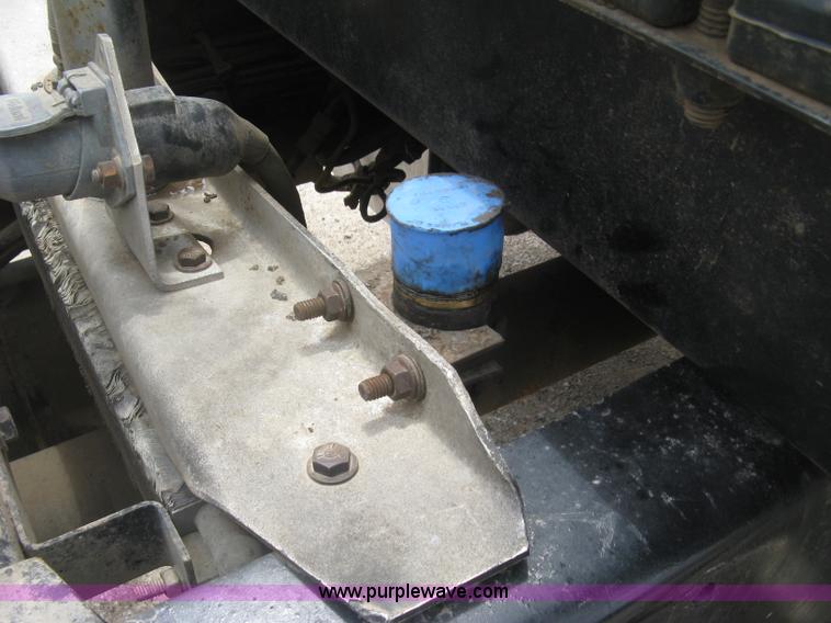 image for item J2806 2002 Peterbilt 385 semi truck