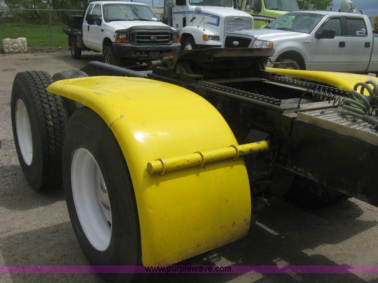 image for item J2806 2002 Peterbilt 385 semi truck