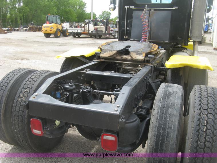 image for item J2806 2002 Peterbilt 385 semi truck