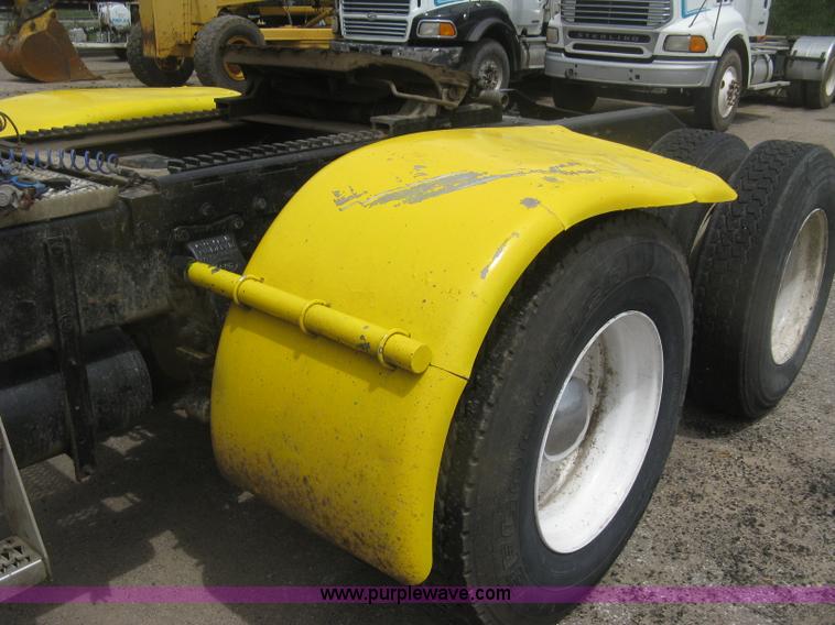 image for item J2806 2002 Peterbilt 385 semi truck