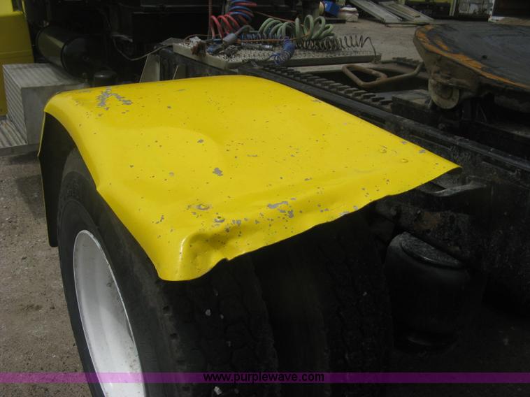 image for item J2806 2002 Peterbilt 385 semi truck