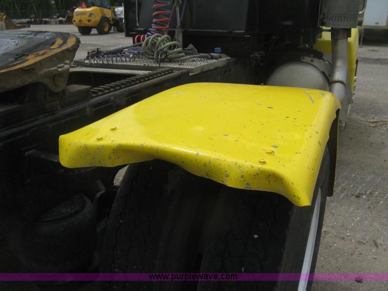 image for item J2806 2002 Peterbilt 385 semi truck