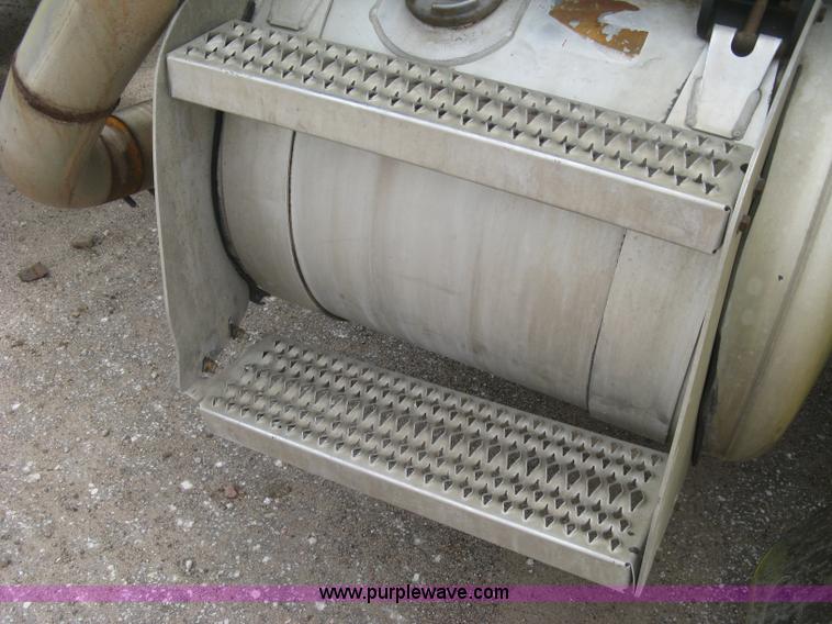 image for item J2806 2002 Peterbilt 385 semi truck