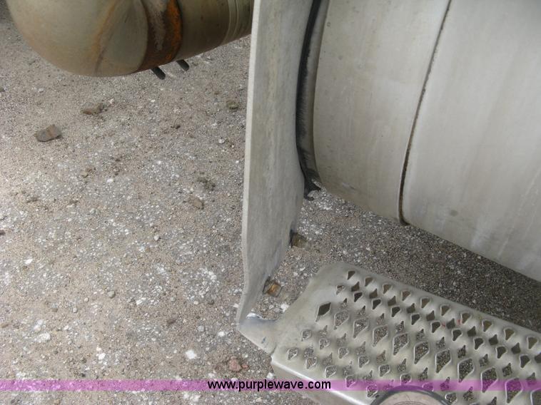 image for item J2806 2002 Peterbilt 385 semi truck