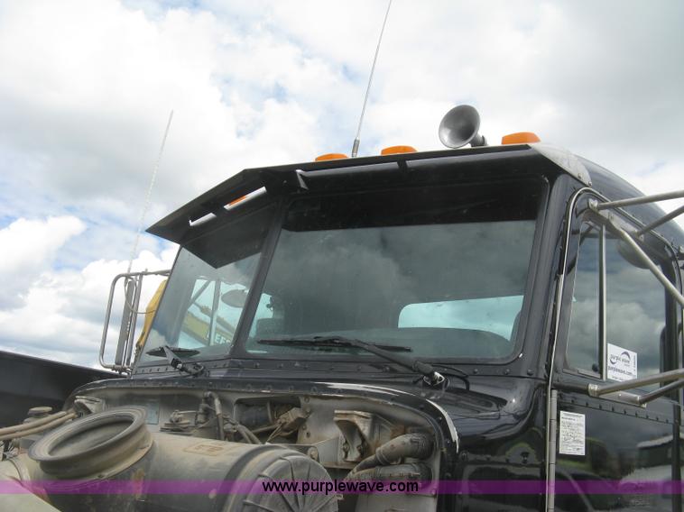 image for item J2806 2002 Peterbilt 385 semi truck