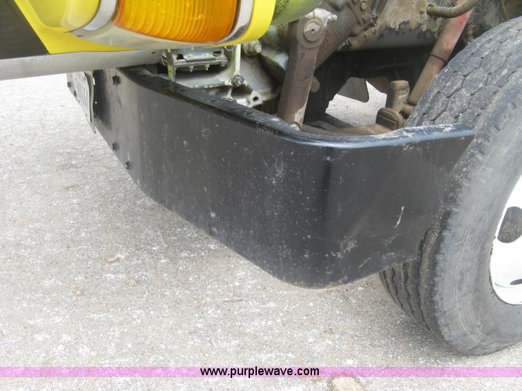 image for item J2806 2002 Peterbilt 385 semi truck