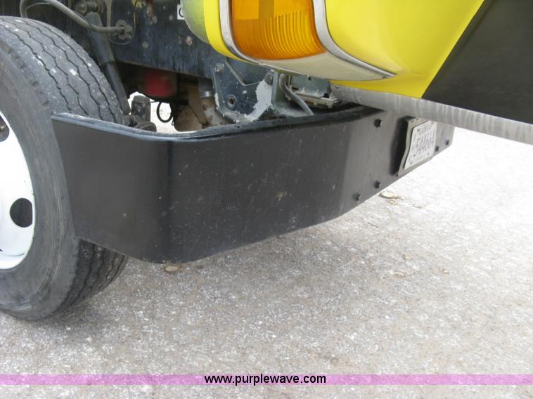 image for item J2806 2002 Peterbilt 385 semi truck