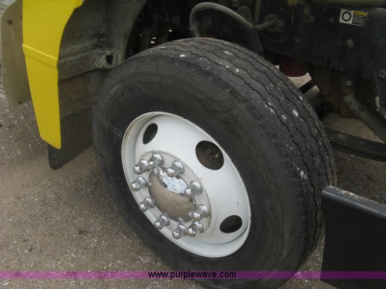 image for item J2806 2002 Peterbilt 385 semi truck