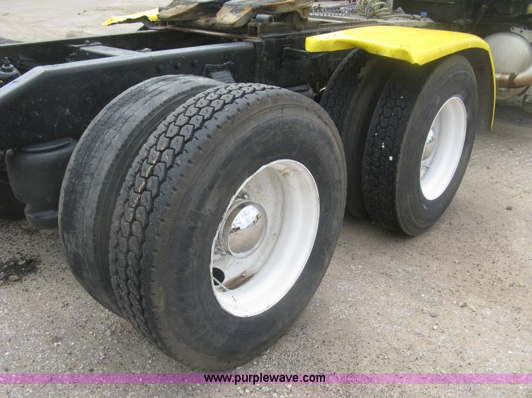 image for item J2806 2002 Peterbilt 385 semi truck