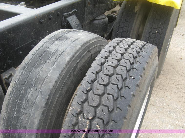 image for item J2806 2002 Peterbilt 385 semi truck