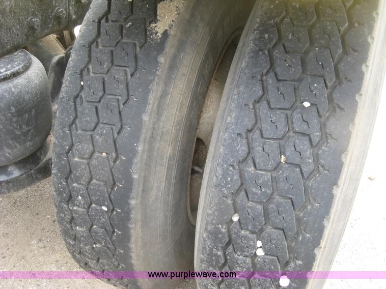 image for item J2806 2002 Peterbilt 385 semi truck