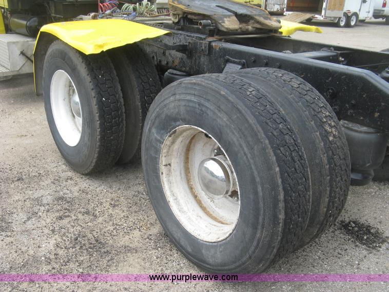 image for item J2806 2002 Peterbilt 385 semi truck