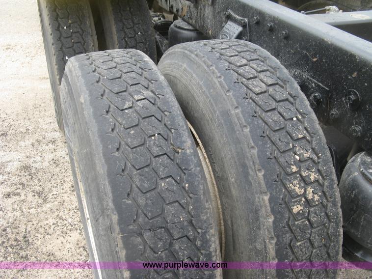 image for item J2806 2002 Peterbilt 385 semi truck