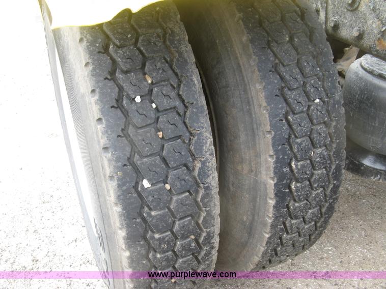 image for item J2806 2002 Peterbilt 385 semi truck