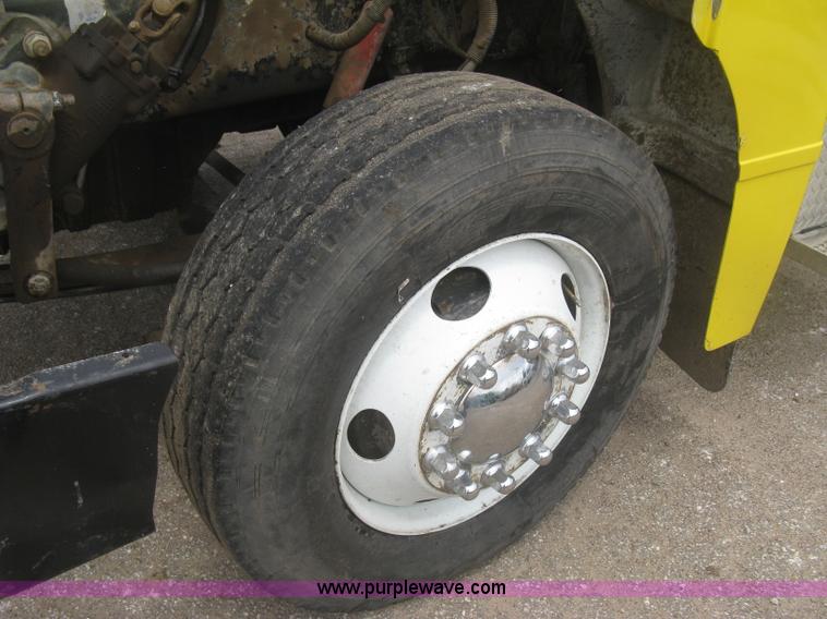 image for item J2806 2002 Peterbilt 385 semi truck