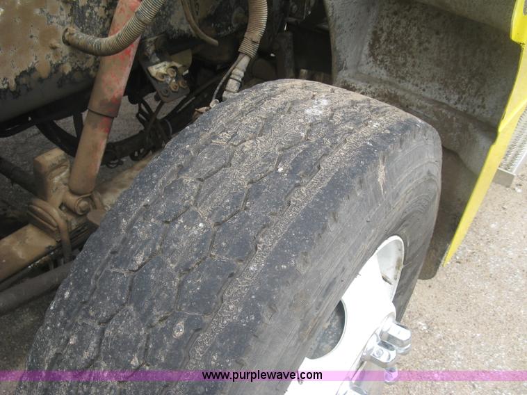 image for item J2806 2002 Peterbilt 385 semi truck