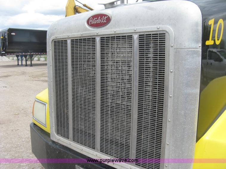 image for item J2806 2002 Peterbilt 385 semi truck