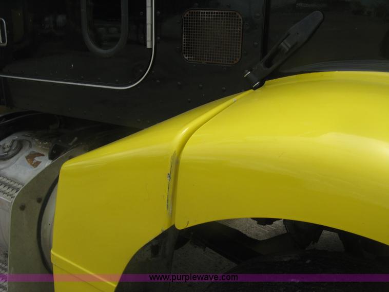 image for item J2806 2002 Peterbilt 385 semi truck