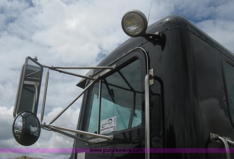 image for item J2806 2002 Peterbilt 385 semi truck