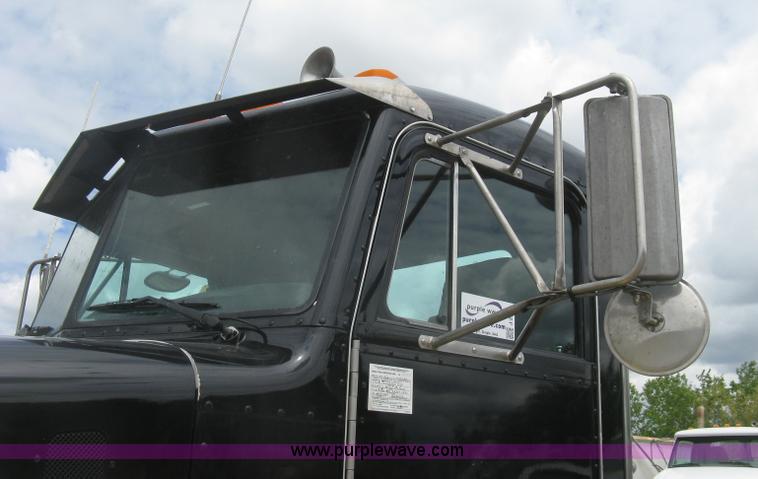 image for item J2806 2002 Peterbilt 385 semi truck