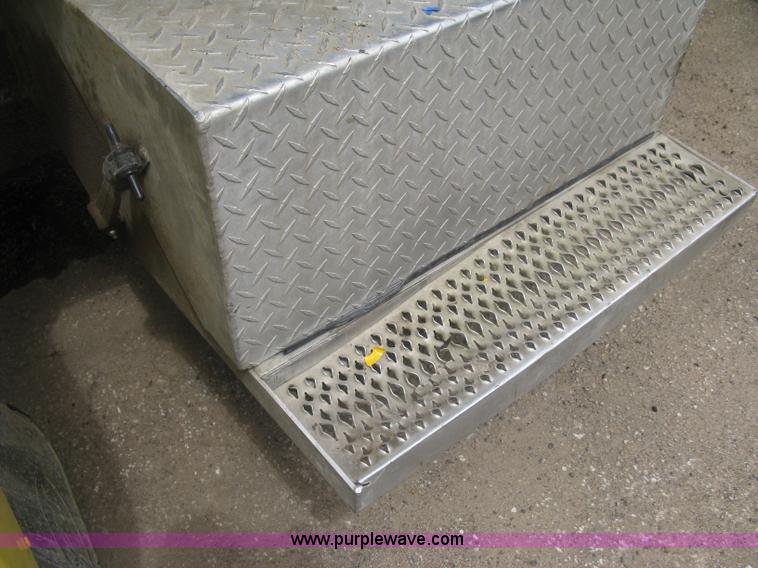 image for item J2806 2002 Peterbilt 385 semi truck