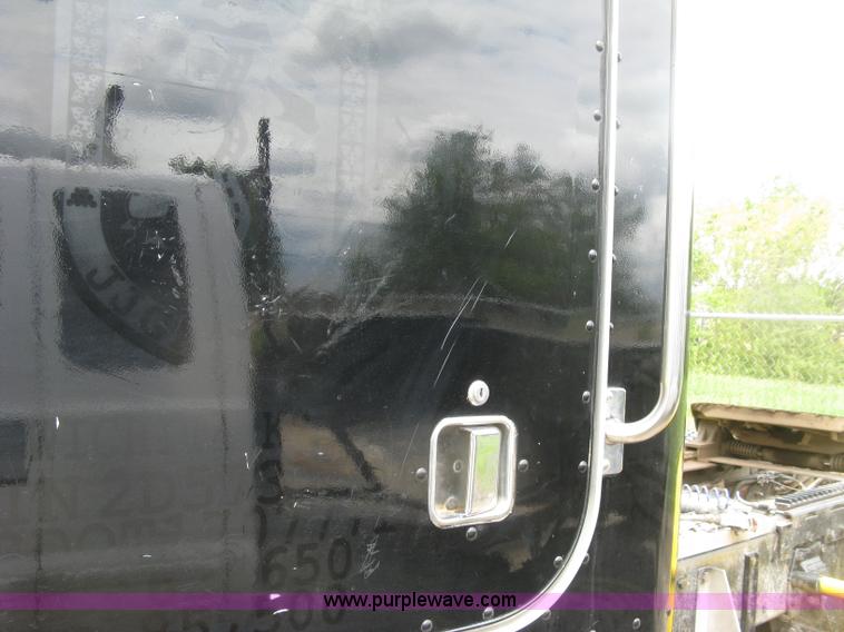 image for item J2806 2002 Peterbilt 385 semi truck