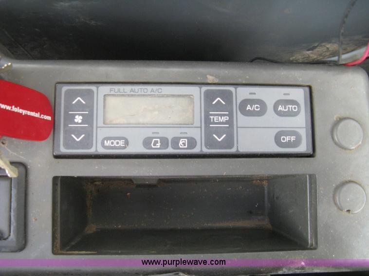 image for item J2815 2003 John Deere 270C LC excavator