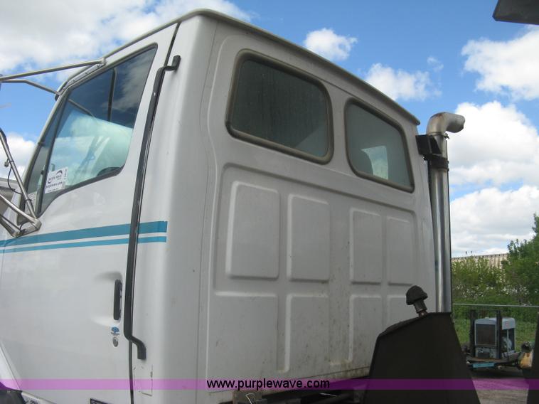 image for item J2816 2000 Sterling L9500 dump truck