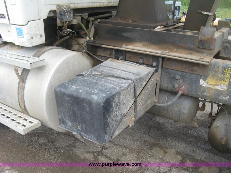 image for item J2816 2000 Sterling L9500 dump truck