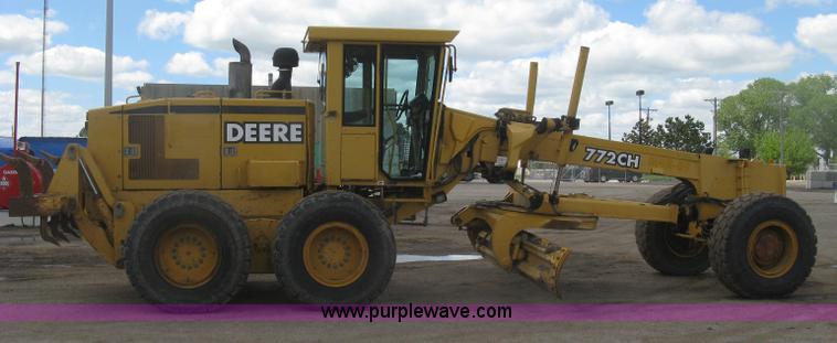image for item J2817 2001 John Deere 772CH motor grader